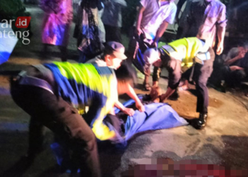 EVAKUASI: Petugas Unit Lakalantas Polresta Pati saat mengevakuasi korban kecelakaan di Kecamatan Kayen, Kabupaten Pati pada Selasa 21 Februari 2023 sekitar pukul 22.00 WIB. (Istimewa/Lingkarjateng.id)