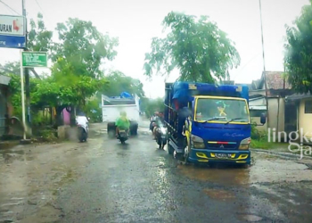TERPEROSOK: Sebuah truk terperosok ke dalam lubang jalan di Kecamatan Kunduran, Kabupaten Blora. (Istimewa/Lingkarjateng.id)