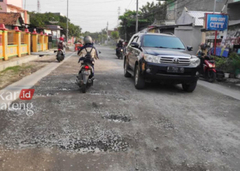 JALAN RUSAK: Kondisi Jalan Slamet Riyadi, Kabupaten Rembang tidak ada progres pengerjaan selama tambahan waktu yang diberikan sehingga menyisakan banyak lubang. (R Teguh Wibowo/Lingkarjateng.id)