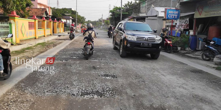 JALAN RUSAK: Kondisi Jalan Slamet Riyadi, Kabupaten Rembang tidak ada progres pengerjaan selama tambahan waktu yang diberikan sehingga menyisakan banyak lubang. (R Teguh Wibowo/Lingkarjateng.id)