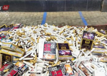 BARANG BUKTI: Tumpukan rokok ilegal hasil sitaan Kantor Bea Cukai Kudus beberapa waktu lalu. (Nisa Hafizhotus S/Lingkarjateng.id)