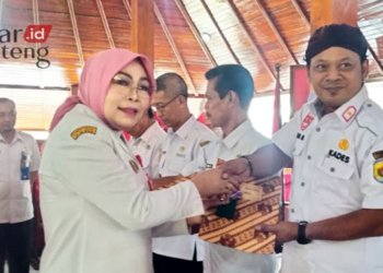 SIMBOLIS: Bupati Grobogan, Sri Sumarni, menyerahkan dokumen dana desa kepada salah satu kepala desa secara simbolis di Pendopo Kabupaten setempat pada Rabu, 1 Februari 2023. (Muhamad Ansori/Lingkarjateng.id)