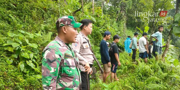 EVAKUASI: Proses evakuasi korban hanyut di Desa Cabak, Kecamatan Tlogowungu, Kabupaten Pati pada Selasa, 28 Februari 2023. (Istimewa/Lingkarjateng.id)