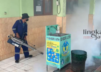 FOGGING: Petugas Dinkes Rembang melakukan fogging di SDN 2 Leteh Kecamatan Rembang. (R.Teguh Wibowo/Lingkarjateng.id)