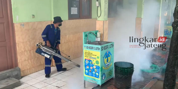 FOGGING: Petugas Dinkes Rembang melakukan fogging di SDN 2 Leteh Kecamatan Rembang. (R.Teguh Wibowo/Lingkarjateng.id)