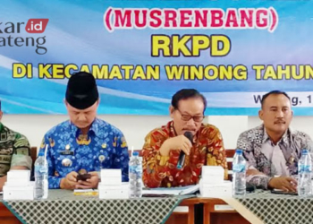 MUSYAWARAH: Anggota DPRD Pati, Suwarno (tengah) saat menghadiri Musrenbang di Kecamatan Winong belum lama ini. (Arif Febriyanto/Lingkarjateng.id)