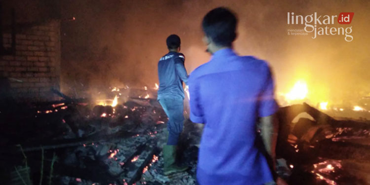 MEMADAMKAN: Petugas Damkar Pati melakukan pemadaman di Desa Ronggo, Kecamatan Jaken Kabupaten Pati ludes terbakar pada Senin, 13 Januari 2023 malam. (Istimewa/Lingkarjateng.id)