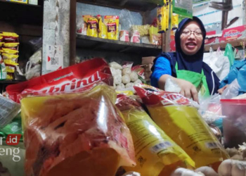 MENJUAL: Salah satu pedagang sembako di Pasar Kota Rembang. (R Teguh Wibowo/Lingkarjateng.id)