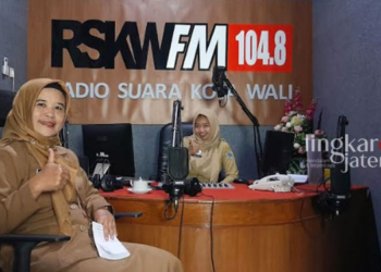TALKSHOW: Sub Koordinator Perkawinan, Perceraian, Perubahan Status Anak dan Pewarganegaraan Dindukcapil Kabupaten Demak, Budi Hendrawati, saat Talkshow di Studio RSKW 104.8 FM dengan tema “Pencatatan Perkawinan dan Perjanjian Perkawinan”. (Tomi Budianto/Lingkarjateng.id)