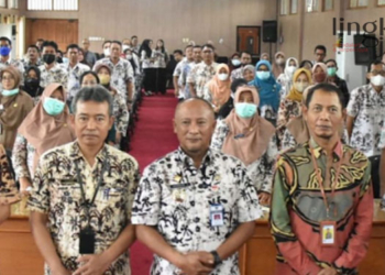 BERPOSE: Pj Bupati Pati, Henggar Budi Anggoro foto bersama OPD Pati setelah sosialisasi migrasi NIK ke NPWP. (Istimewa/Lingkarjateng.id)