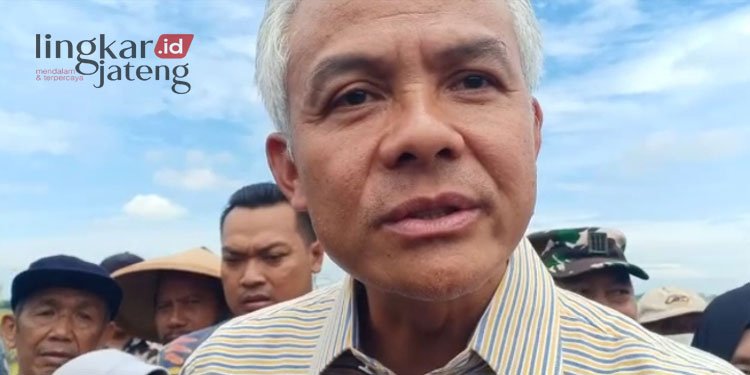 Gubernur Jawa Tengah, Ganjar Pranowo saat doorstop di Desa Kobonagung, Kecamatan Ngampel, Kabupaten Kendal. (Dok. Koran Lingkar/Lingkarjateng.id)