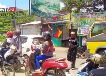 Flashing Traffic Light di Pertigaan Ngebruk Pati Dinilai Bikin Tambah Semrawut 28 SEMRAWUT: Kemacetan di jalan pantura pertigaan Dukuh Ngebruk, Desa Bumirejo, Kecamatan Juwana, Kabupaten Pati, pada Jumat, 10 Februari 2023. (Khairul Mishbah/Lingkarjateng.id)