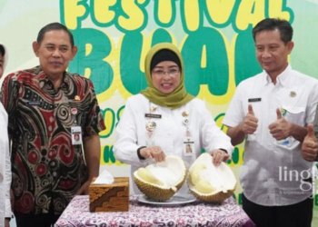 PROMOSI: Pj Bupati Batang, Lani Dwi Rejeki mempromosikan buah durian di Festival Buah Nusantara 2023 pada Rabu, 22 Februari 2023. (dok. Humas Pemkab Kendal/Lingkarjateng.id)