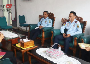 DISKUSI: Tim Rutan Salatiga saat bertemu dengan Kepala Dinkes Salatiga, Siti Zuraidah, terkait perizinan klinik internal, pada Selasa, 31 Januari 2023. (Istimewa/Lingkarjateng.id)
