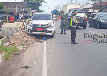 RINGSEK: Mobil dinas operasional Camat Cepu tampak ringsek pada bagian bemper kiri depan akibat kecelakaan dengan pemotor di Jalan Cepu-Blora turut Kecamatan Sambong Kabupaten Blora pada Rabu, 15 Februari 2023. (Subhan/Lingkarjateng.id)