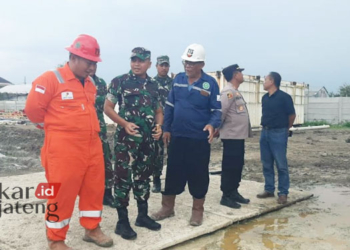 MENINJAU: Dandim 0717 Grobogan Letkol Arh Muda Setyawan, didampingi pihak terkait meninjau lokasi sumur gas RBG-3B di Desa Pranten, Kecamatan Gubug, Kabupaten Grobogan pada Selasa, 14 Februari 2023. (Muhamad Ansori/Lingkarjateng.id)