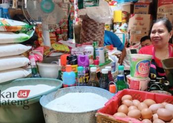 MENJUAL: Salah satu pedagang beras di Pasar Bintoro, Kabupaten Demak. (Tomi Budianto/Lingkarjateng.id)