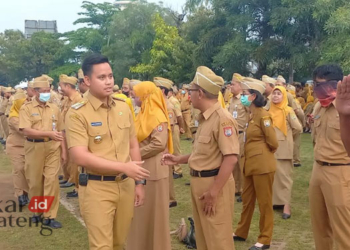 SINERGI: Bupati Kendal, Dico M Ganinduto, menyalami para ASN usai memimpin Apel Bersama ASN di Alun-Alun Kendal pada Senin, 6 Februari 2023. (Arvian Maulana/Lingkarjateng.id)