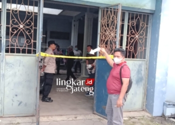 TKP: Petugas Polsek Pati melakukan olah TKP penemuan mayat pria di Dukuh Ngipik RT 03 RW 03 Desa Sidokerto, Kecamatan Pati pada Selasa, 14 Februari 2023 sore. (Istimewa/Lingkarjateng.id)