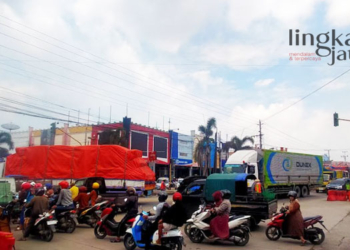 Jalan Juwana-Batangan Pati Macet hingga 4 KM, Imbas Proyek Perbaikan Jembatan 27 MACET: Nampak antrean kendaraan di Jalan Juwana-Batangan Pati pada Kamis, 23 Februari 2023. (Khairul Mishbah/Lingkarjateng.id)