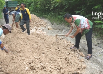 GOTONG ROYONG: Bupati Blora, Arief Rohman ikut memperbaiki jalan rusak jalan rusak di Jalan Randublatung-Getas turut Desa Bodeh, Kecamatan Randublatung, Blora pada Jumat, 10 Februari 2023 sore. (Dok. Humas Pemkab Blora/ Lingkarjateng.id)