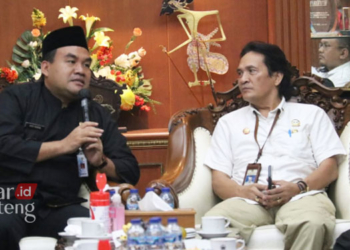 BERDIALOG: Bupati Blora, Arief Rohman, saat berdialog bersama Kepala Pusat Kebijakan Lalu Lintas, Angkutan dan Transportasi Perkotaan Kemenhub RI, Eddy Gunawan terkait optimalisasi Bandara Ngloram. (Dok. Humas Pemkab Blora/Lingkarjateng.id)