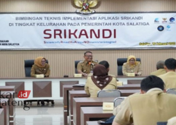 MENGARAHKAN: Pj Wali Kota Salatiga, Sinoeng N. Rachmadi, memberikan arahan implementasi Srikandi pada Senin, 20 Februari 2023. (Dok. Humas Pemkot Salatiga/Lingkarjateng.id)