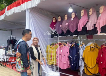 MONITORING: Ketua Komite Ekraf Kabupaten Kudus, Valerie Yudistira saat mengunjungi dan membeli barang pelaku UMKM. (Ihza Fajar/Lingkarjateng.id)