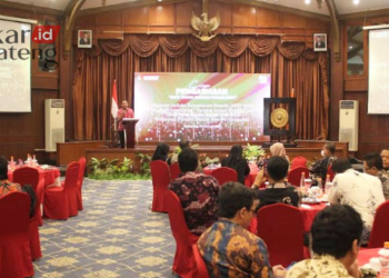 SOSIALISASI: Bawaslu Semarang saat mengadakan Pengawasan Satu Tahun Jelang Pemilu di Hotel Patra Semarang Jawa Tengah. (Adimungkas/Lingkarjateng.id)