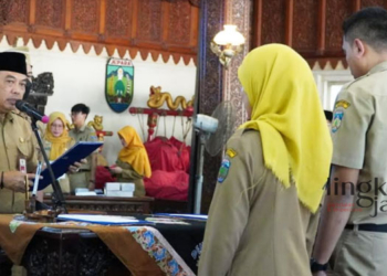 PENGAMBILAN SUMPAH: Pj Bupati Jepara, Edy Supriyanta, mengambil sumpah janji Pegawai Negeri Sipil (PNS) lintas jabatan fungsional di Pendopo R.A Kartini Jepara pada Senin, 20 Februari 2023. (Tomi Budianto/Lingkarjateng.id)