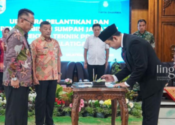 SIMBOLIS: Pelantikan Direktur Teknik PDAM Salatiga oleh Pj Wali Kota Salatiga, Sinoeng N Rachmadi di Gedung Kaloka Setda Salatiga. (Istimewa/Lingkarjateng.id)