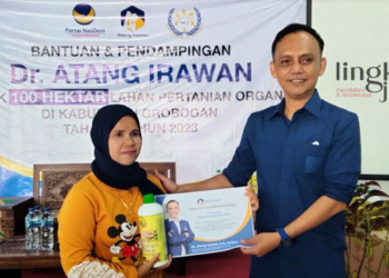 SIMBOLIS: Ketua Bidang Hubungan Legislatif DPP Partai NasDem, Atang Irawan, memberikan bantuan pupuk dan sertifikat ke Patani, di Kantor Nasdem Kuripan Purwodadi, Kabupaten Grobogan pada Minggu, 26 Februari 2023. (Muhamad Ansori/Lingkarjateng.id)