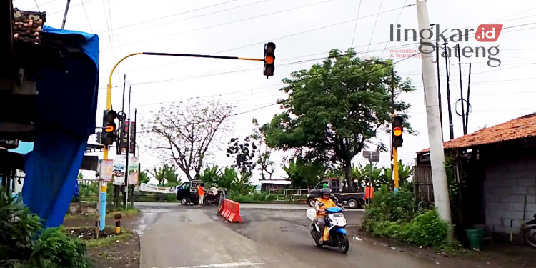 RAMBU LALU LINTAS: Flashing traffict light mulai diberlakukan untuk mengurai kemacetan di Simpang Sampang, Kecamatan Juwana, Kabupaten Pati. (Arif Febriyanto/Lingkarjateng.id)