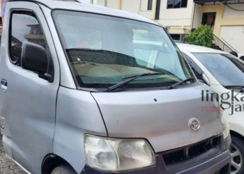 BARANG BUKTI: Mobil niaga yang menjadi barang bukti tindak pidana pencurian saat dihadirkan dalam pers rilis di Mapolrestabes Semarang pada Jumat, 24 Februari 2023. (Istimewa/Lingkarjateng.id)