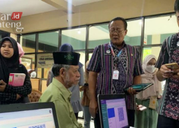 PELAYANAN: Disdukcapil Kabupaten Jepara saat memberikan layanan aktivasi IKD (Identitas Penduduk Digital) untuk civitas akademika UNISNU Jepara. (Tomi Budianto/Lingkarjateng.id)