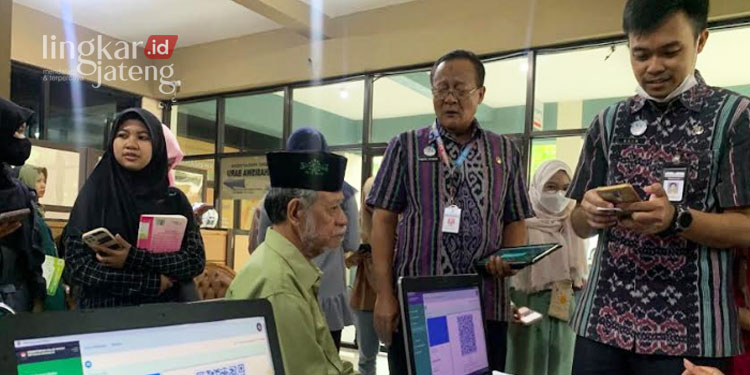 PELAYANAN: Disdukcapil Kabupaten Jepara saat memberikan layanan aktivasi IKD (Identitas Penduduk Digital) untuk civitas akademika UNISNU Jepara. (Tomi Budianto/Lingkarjateng.id)