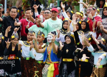 MERIAH: Pj Bupati Pati, Henggar Budi Anggoro hadir dalam acara Pesona Pentas Seni Pelajar di Agrowisata Jollong Kabupaten Pati pada Sabtu, 25 Februari 2023. (Dok. Humas Pemkab Pati/Lingkarjateng.id)