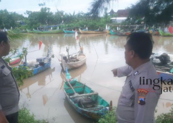 TKP: Petugas Polsek Tayu meninjau lokasi diduga hilangnya korban hanyut di Sungai Silugonggo turut Desa Sambiroto, Kecamatan Tayu, Kabupaten Pati pada Jumat, 24 Februari 2023. (Istimewa/Lingkarjateng.id)
