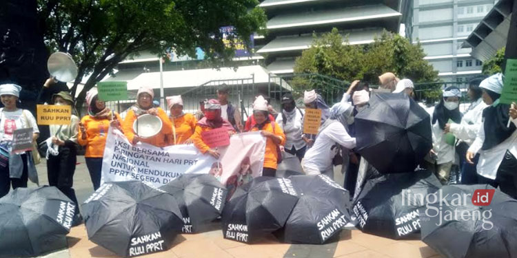 DEMONSTRASI: Puluhan PRT di Semarang melakukan aksi demontrasi di depan Kantor Gubernuran sebagai bentuk dorongan agar DPR RI mempercepat pengesahan RUU PPRT. (Adimungkas/Lingkarjateng.id)