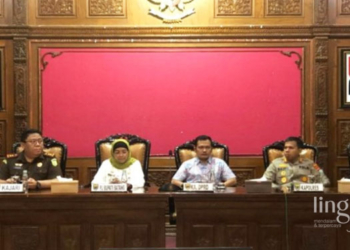 RAPAT: Pj Bupati Batang, Lani Dwi Rejeki (tengah dalam acara rencana penyelenggaraan Kirab Merah Putih Haul Kyai Surgi pada Kamis, 2 Februari 2023. (Istimewa/Lingkarjateng.id)