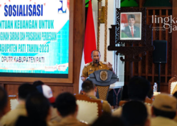SOSIALISASI: Penjabat (Pj) Bupati Pati, Henggar Budi Anggoro, dalam acara Sosialisasi Bantuan Keuangan (Bankeu) untuk Pembangunan Sarana dan Prasarana (Sarpras) Perdesaan Tahun 2023 di Pendopo Kabupaten Pati pada Senin, 27 Februari 2023. (Dok. Humas Pemkab Pati/Lingkarjateng.id)
