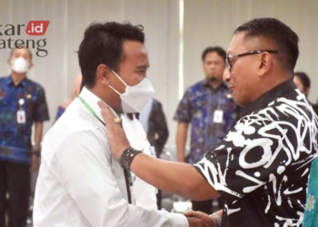 MEMOTIVASI: Penjabat (Pj) Wali Kota Salatiga, Sinoeng N Rachmadi (kanan) memberikan motivasi kepada salah satu pegawai PPPK. (Istimewa/Lingkarjateng.id)