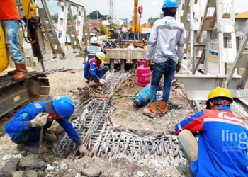 KEJAR TARGET: Pekerja proyek tengah mengebut pembangunan Jembatan Juwana, Kabupaten Pati, Jawa Tengah pada Rabu, 15 Februari 2023. (Khairul Mishbah/Lingkarjateng.id)