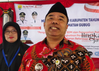 MENJELASKAN: Camat Gubug, Bambang Supriyadi, menjelaskan usulan perbaikan tanggul Sungai Tuntang di Kecamatan Gubug, Kabupaten Grobogan pada Selasa, 7 Februrai 2023. (Muhamad Ansori/Lingkarjateng.id)