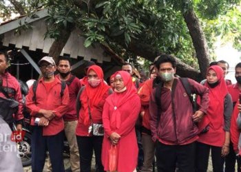 PENDAMPINGAN: LBH Semarang saat memberikan pendampingan hukum untuk buruh di Disnaker Semarang. (Istimewa/Lingkarjateng.id)
