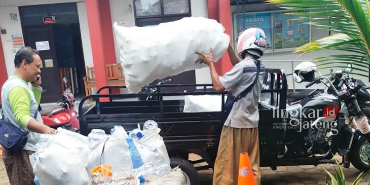 MEMILAH: Sejumlah petugas bank sampah Kabupaten Jepara sedang menata sampah anorganik untuk didaur ulang. (Istimewa/Lingkarjateng.id)