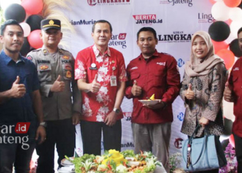 MERESMIKAN: Kepala Diskominfo Jepara Arif Darmawan (ketiga dari kiri) bersama Kepala Kantor LMG Biro Jepara, Muslichul Basid (ketiga dari kanan), Wakil Direktur LMG, Henny Susilowati (kedua dari kanan) dan Direktur Koran Lingkar Mochammad Noofal (paling kanan) dalam peresmian kantor LMG biro Jepara pada Jumat, 24 Februari 2023. (Tomi Budianto/Lingkarjateng.id)