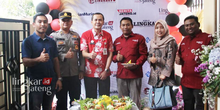 Semakin Berkembang, Lingkar Media Group Buka Kantor Biro di Jepara 25 MERESMIKAN: Kepala Diskominfo Jepara Arif Darmawan (ketiga dari kiri) bersama Kepala Kantor LMG Biro Jepara, Muslichul Basid (ketiga dari kanan), Wakil Direktur LMG, Henny Susilowati (kedua dari kanan) dan Direktur Koran Lingkar Mochammad Noofal (paling kanan) dalam peresmian kantor LMG biro Jepara pada Jumat, 24 Februari 2023. (Tomi Budianto/Lingkarjateng.id)