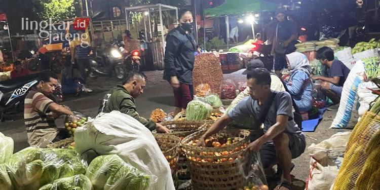 MENJUAL: Pedagang sayur di Pasar Bitingan, Kabupaten Kudus. (Ihza Fajar/Lingkarjateng.id)