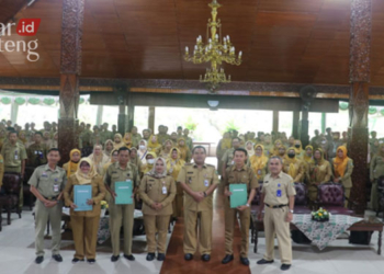 BERPOSE: Bupati Blora, Arief Rohman bersama 215 Kepala SD se-Kabupaten Blora di Pendopo Rumah Dinas Bupati pada Senin, 6 Februari 2023. (Dok. Humas Pemkab Blora/Lingkarjateng.id)